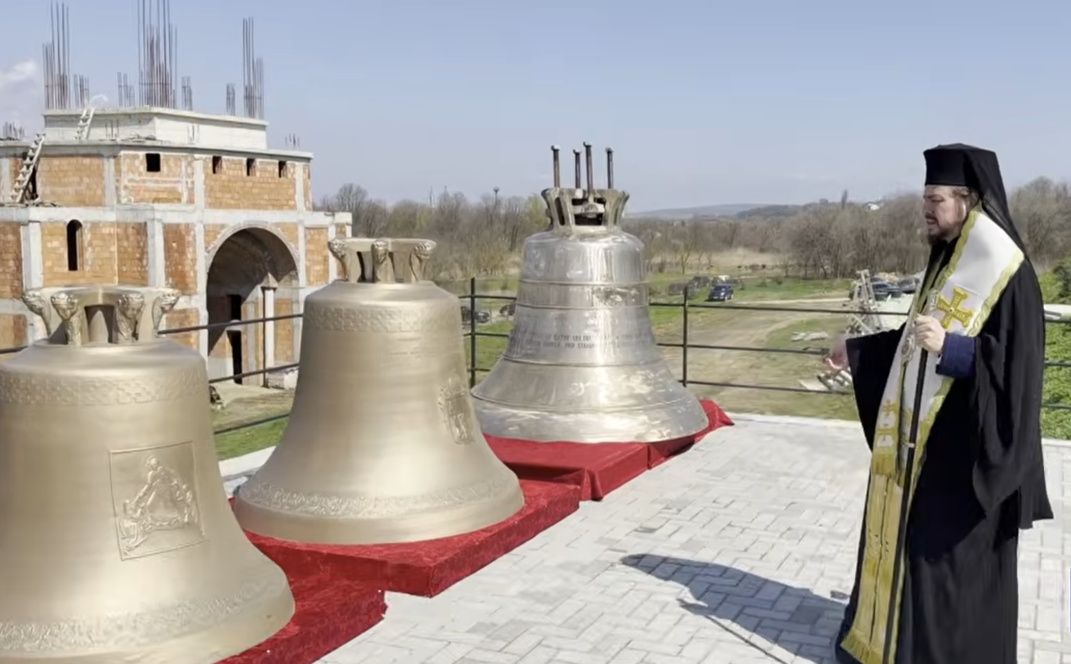 VIDEO // Episcopul Basarabiei de Sud a sfințit clopotele Mănăstirii Eroilor din Stoianovca