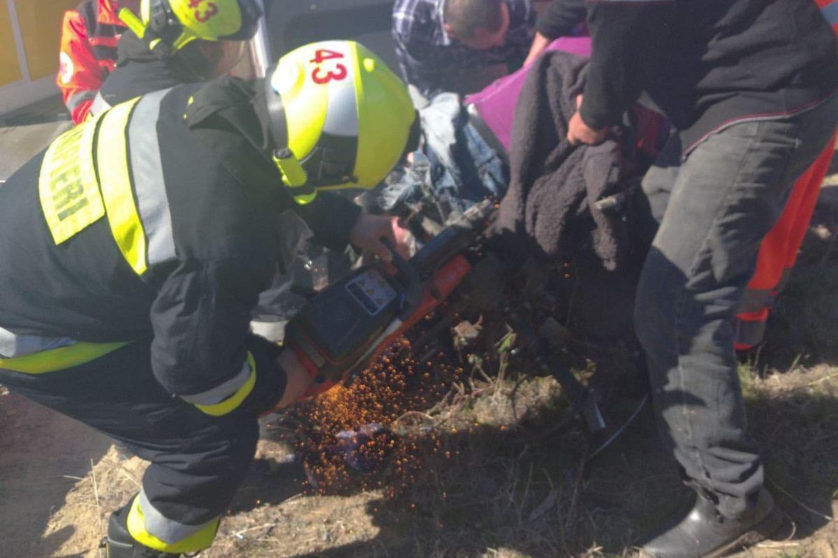 FOTO // Intervenție IGSU la Telenești. Un tânăr a ajuns la spital după ce a fost prins în freza unui motocultor