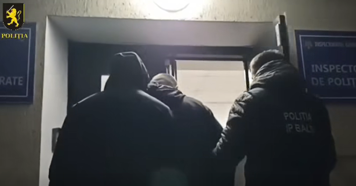 VIDEO// Ar fi furat mai multe bunuri din depozitul unui magazin din Bălți. Un bărbat reținut pentru 72 de ore