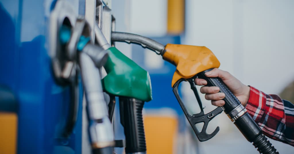 Prețurile la carburanți continuă să crească, în ciuda redeschiderii strâmtorii Ormuz. Explicația oferită de ANRE