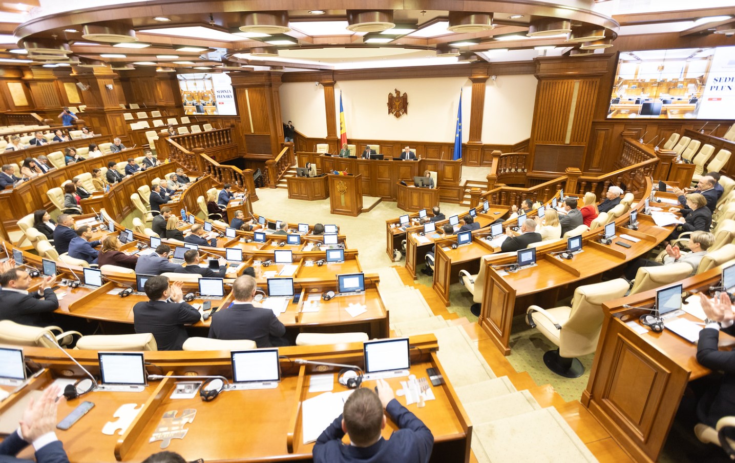 Deputații se întrunesc joi în ședință plenară. Ordinea de zi, aprobată de Biroul permanent