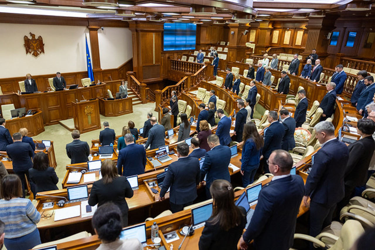 Moment de reculegere în Parlament pentru victimele din 7 aprilie 2009
