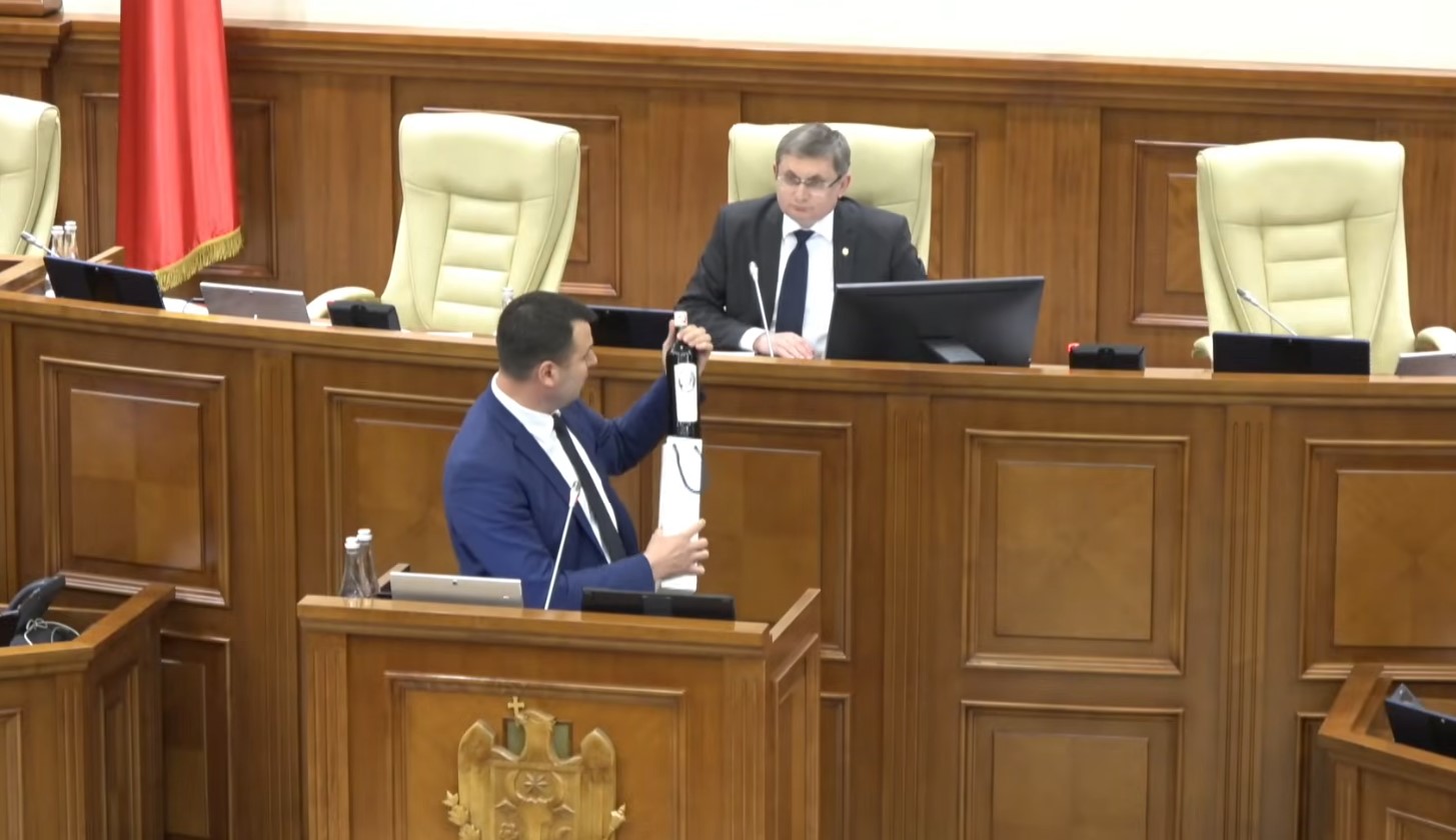 VIDEO // Igor Grosu refuză vinul adus de Vasile Costiuc din Georgia: „Ar putea fi din colecția lui Șor”