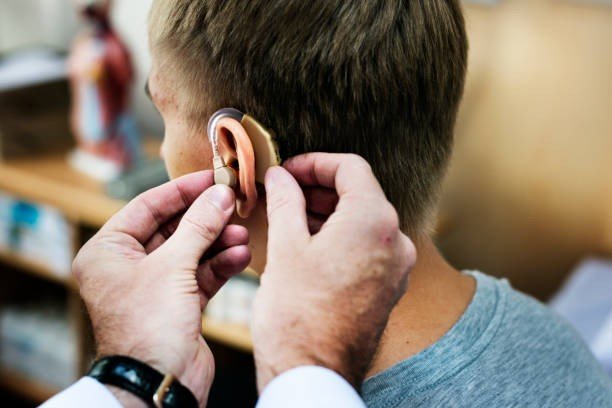 Implant cohlear de 440 de mii lei, cel mai costisitor tratament acoperit de CNAM în 2025