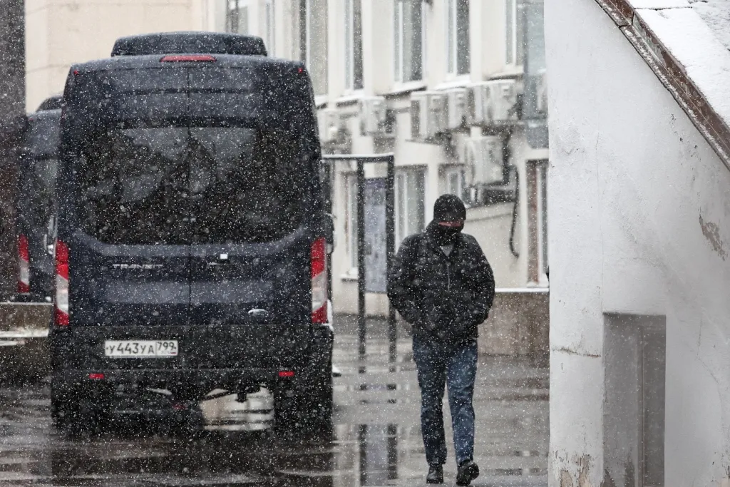 Mascații au descins la sediul publicației ruse independente Novaia Gazeta din Moscova