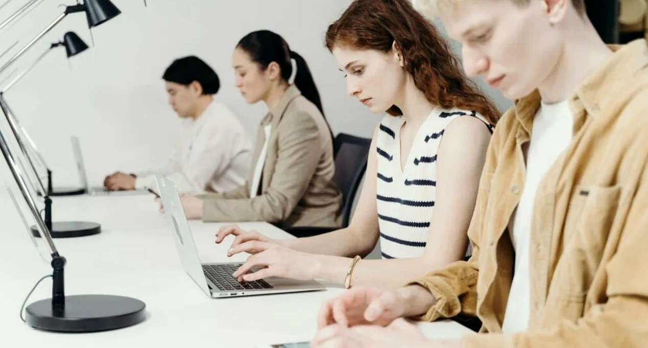 Angajații care întârzie la muncă vor fi taxați la salariu. Tribunalul Suprem din Spania consideră că așa este corect