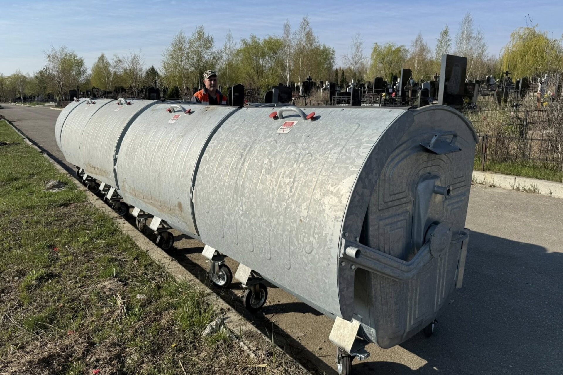 Containere suplimentare pentru deșeuri, instalate la „Sfântul Lazăr” înainte de Blajini