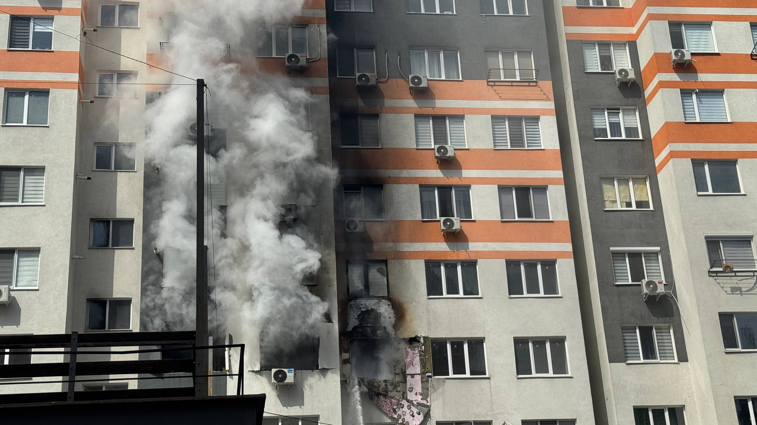 Incendiu într-un apartament din capitală. O femeie a fost transportată la spital cu arsuri