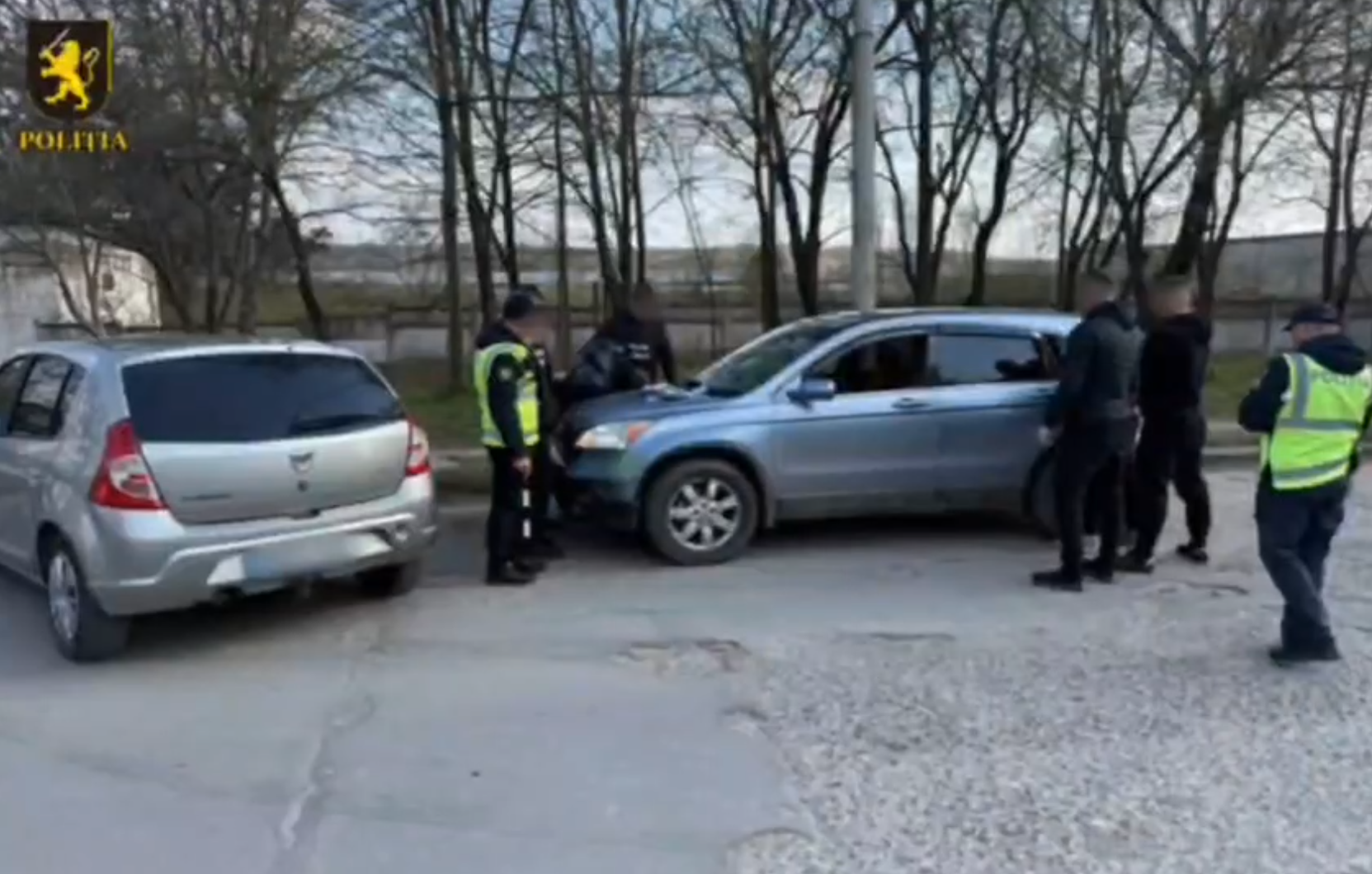 VIDEO // Doi tineri din Bălți, reținuți pentru trafic de droguri în proporții deosebit de mari