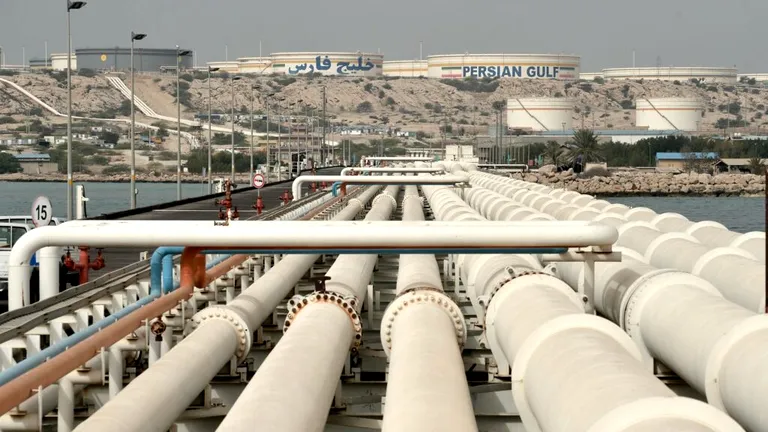 Prețul petrolului, în continuă scădere pe fondul posibilei reluări a negocierilor SUA-Iran