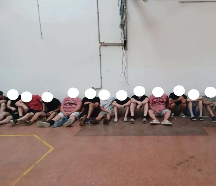 FOTO // Transformați în sclavi la o fabrică ilegală de țigări. Peste 20 de muncitori moldoveni și ucraineni, eliberați de poliția italiană