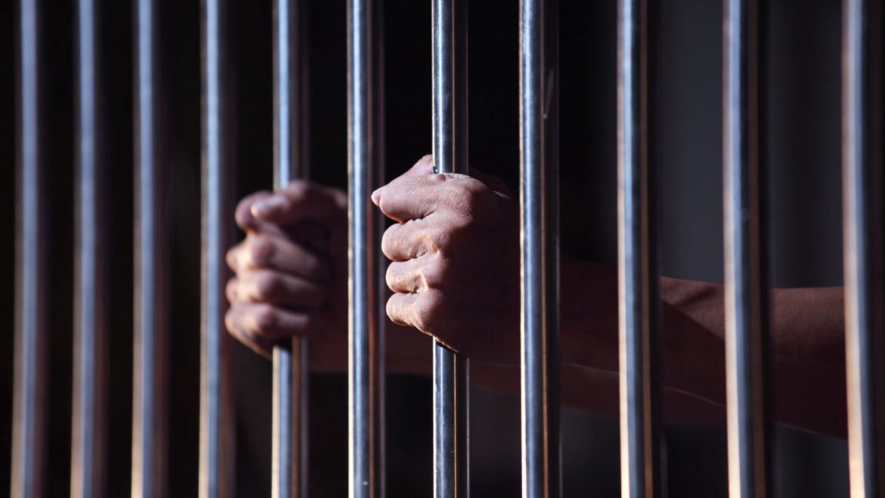 Și-a înjunghiat fratele geamăn cu un cuțit: un tânăr din Criuleni, condamnat la 15 ani de închisoare