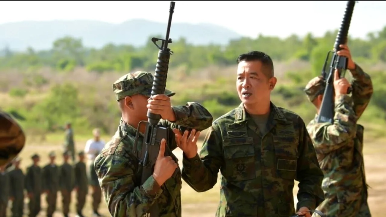 „Te-ai plictisit de soție? Înrolează-te în armată”. Tot mai mulți tineri se înrolează voluntar în forțele militare ale Thailandei