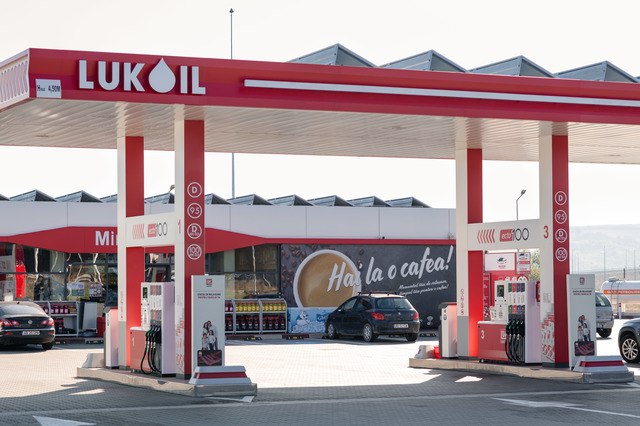 Plățile cu cardul, reluate la benzinăriile Lukoil din R. Moldova