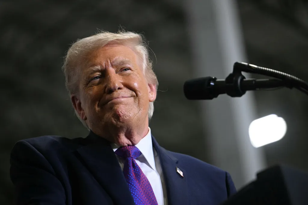 Trump anunță data următoarelor negocieri și ironizează blocada Iranului din Strâmtoarea Ormuz: „Ne ajută fără să știe”