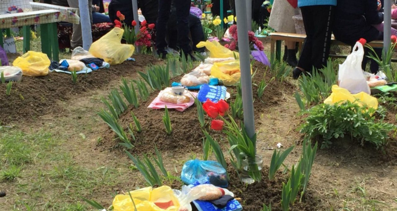 Preoții amintesc că pomenile oferite la cimitir trebuie să fie însoțite de rugăciune