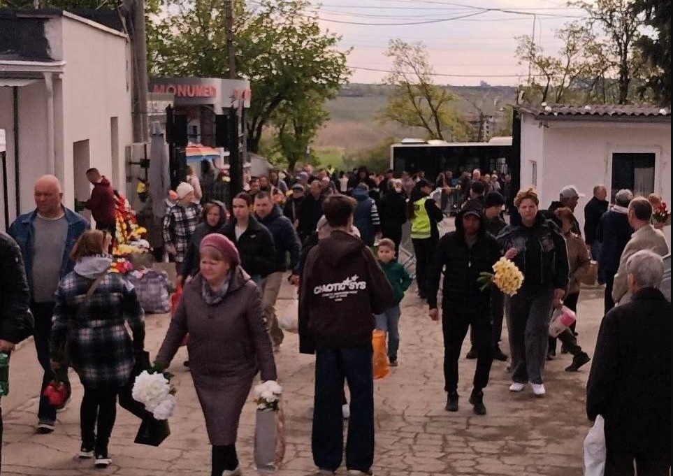 Circa 300 de mii de cetățeni au vizitat cimitirele din Chișinău în ultimele zile