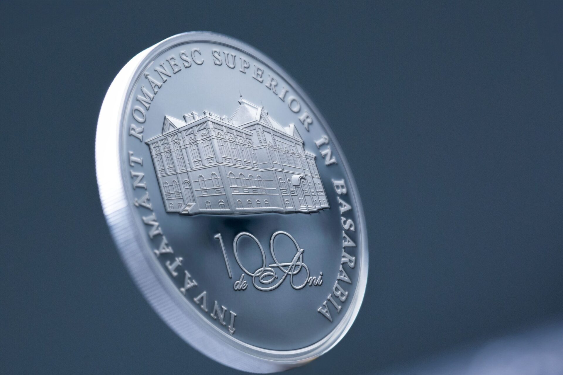 BNM a lansat o monedă comemorativă dedicată învățământului superior românesc din Basarabia