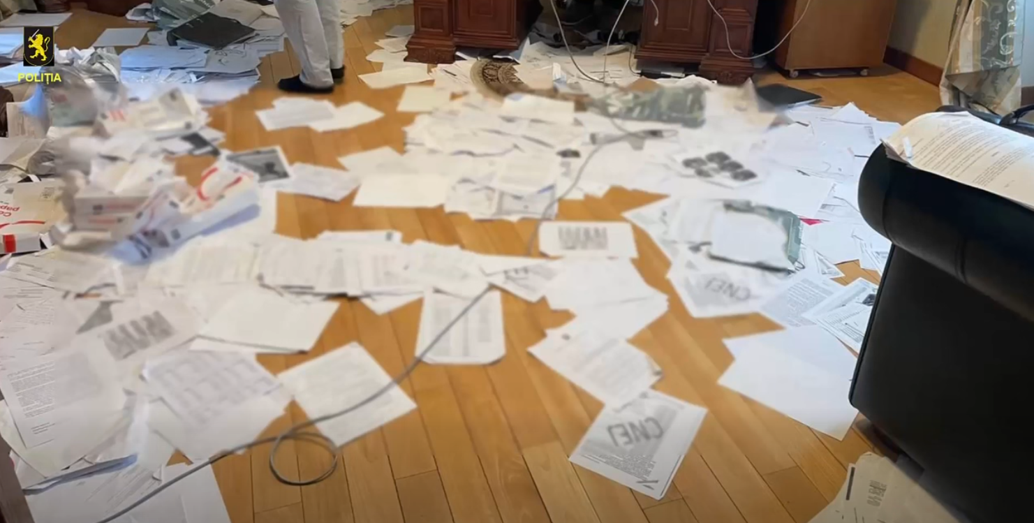 VIDEO // Ar fi vândut unul și același apartament mai multor cumpărători. Administratorul unei companii de construcții, reținut pentru escrocherie