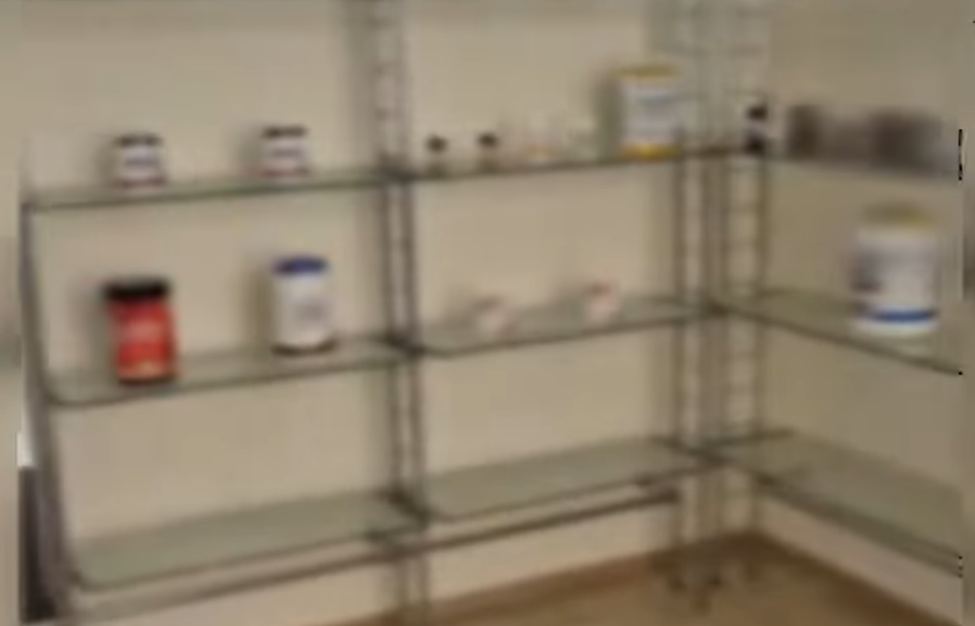 VIDEO // Vindea droguri sub paravanul unei afaceri cu suplimente pentru slăbit. Un bărbat din Chișinău, reținut