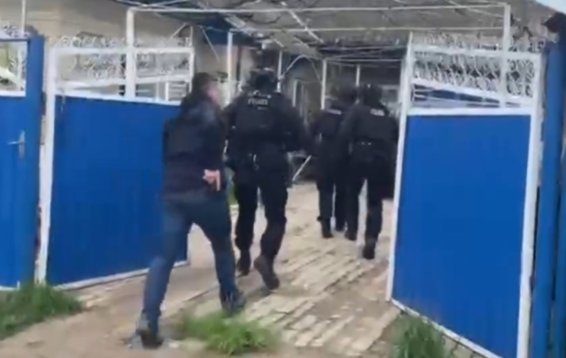 VIDEO // Trei consăteni din UTA Găgăuzia, cercetați pentru trafic de droguri. Unul dintre ei, plasat în arest preventiv