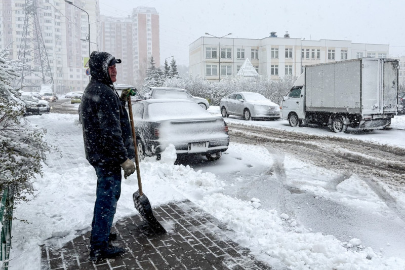 FOTO // Moscova, lovită de o furtună de zăpadă în mijlocul primăverii: zboruri anulate, copaci smulşi din rădăcini