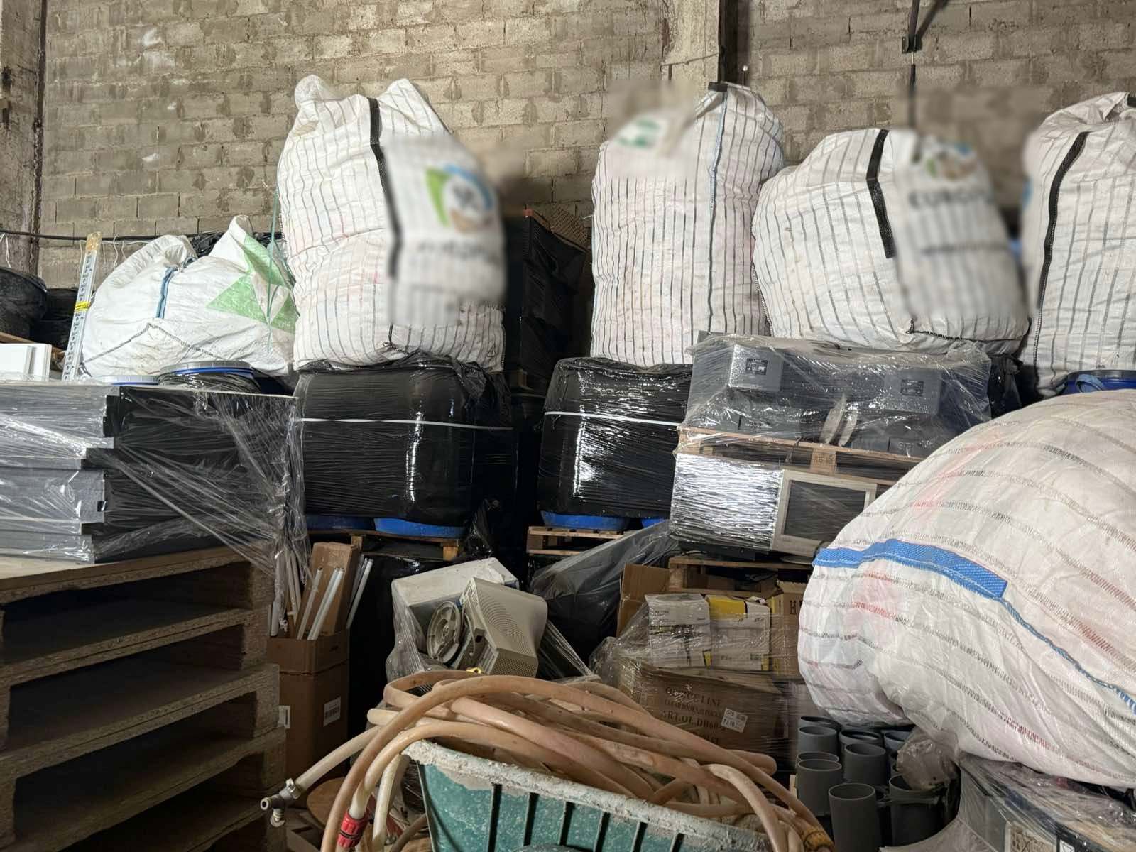 Noi detalii despre descinderile la „Moldelectrica”. Patru persoane, reținute