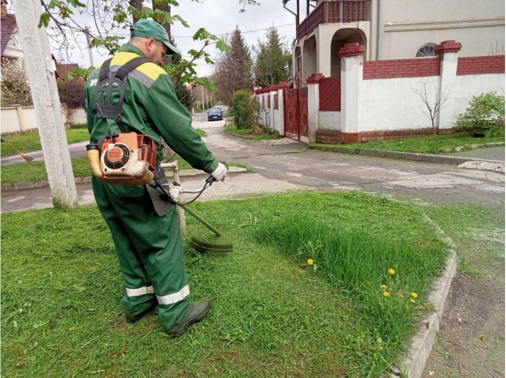 Peste 400 de muncitori, implicați zilnic în salubrizarea spațiilor publice din Chișinău