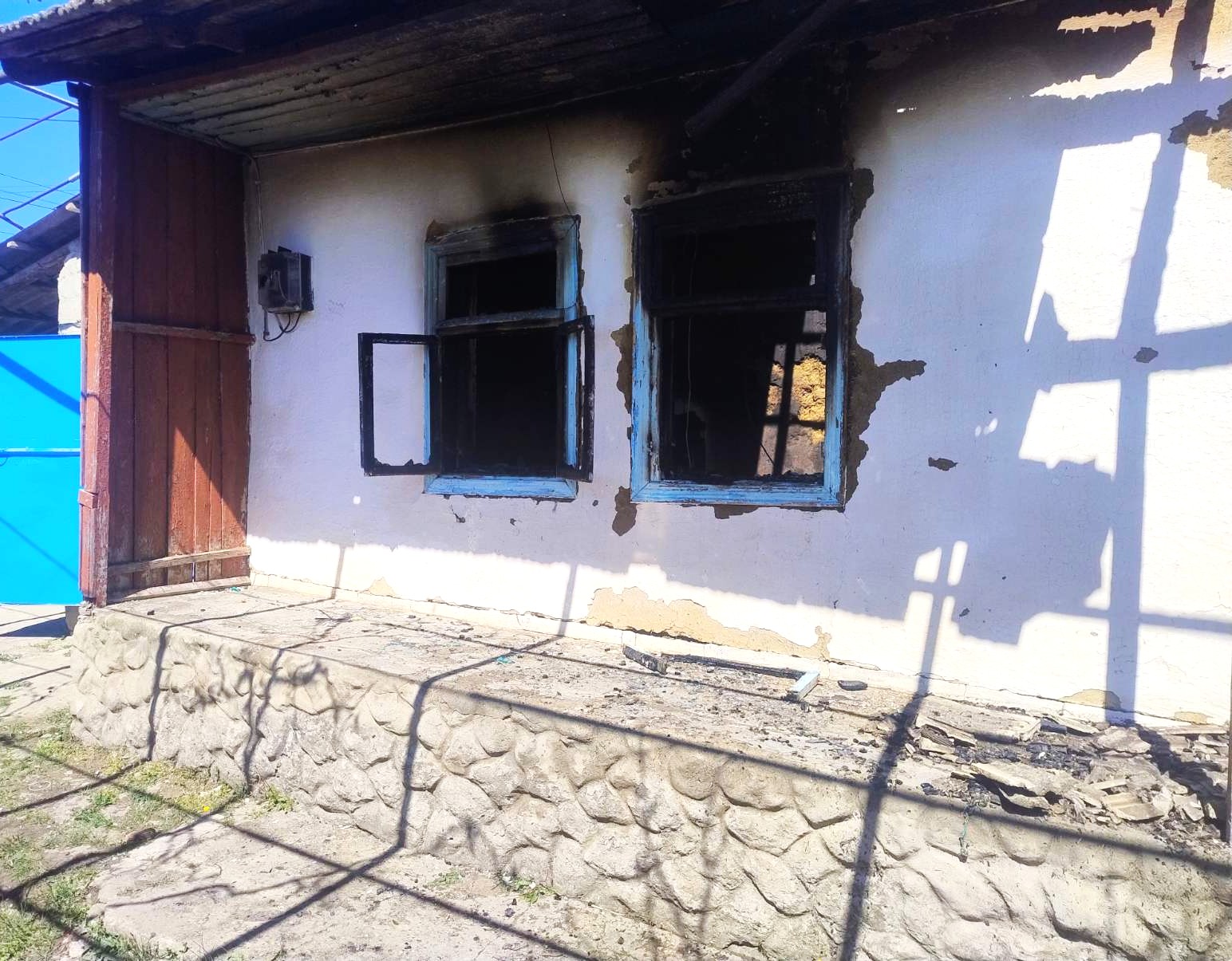 FOTO // Fumatul i-a distrus casa și sănătatea. Un bărbat din Ialoveni a ajuns la spital, după incendiul provocat de o țigară