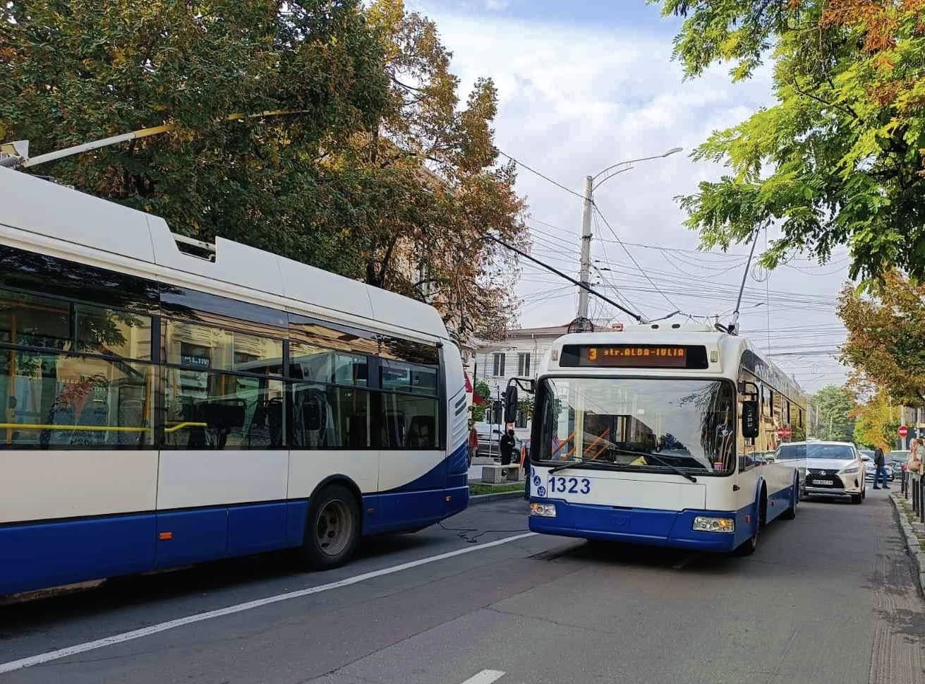 Chișinău // Un copil de doi ani a ajuns la spital după ce a fost lovit de un troleibuz