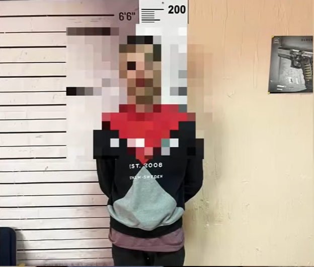 VIDEO // Ar fi jefuit o femeie în scara blocului. Un bărbat din Glodeni, arestat