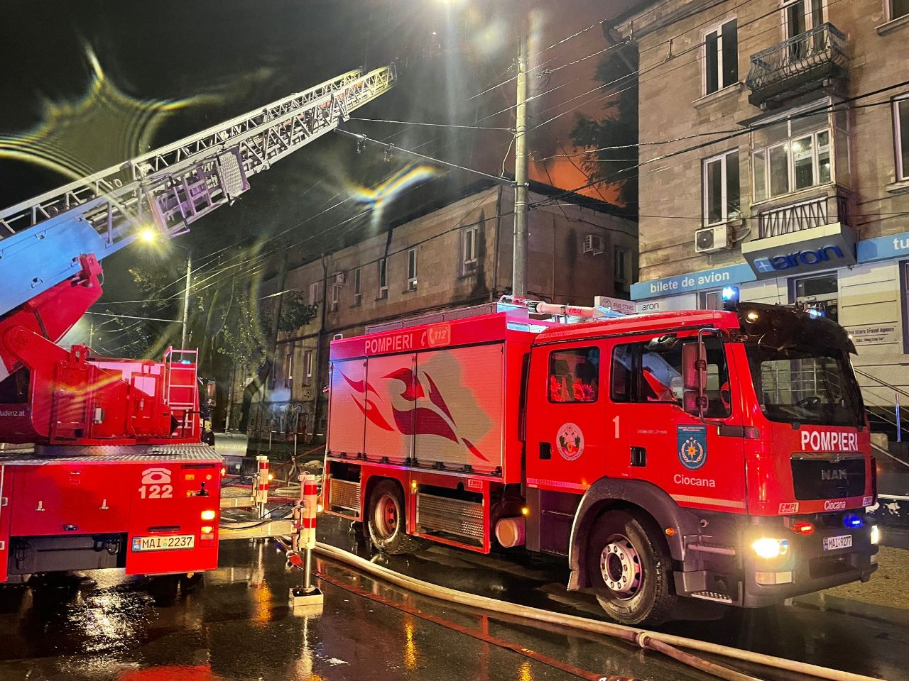 Incendiu într-un apartament din capitală. Focul ar fi pornit de la artificii lansate în curtea blocului