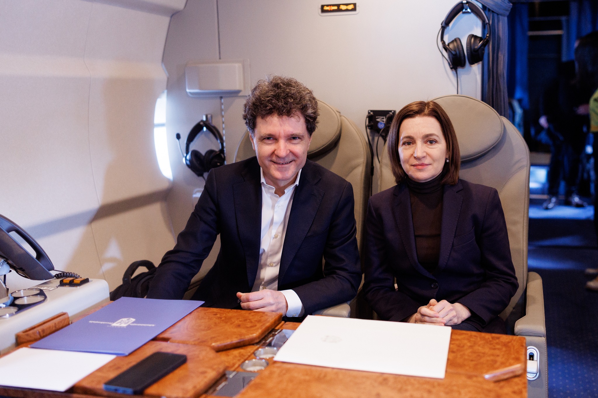 FOTO // Maia Sandu și Nicușor Dan, în drum spre Erevan pentru summitul Comunității Politice Europene