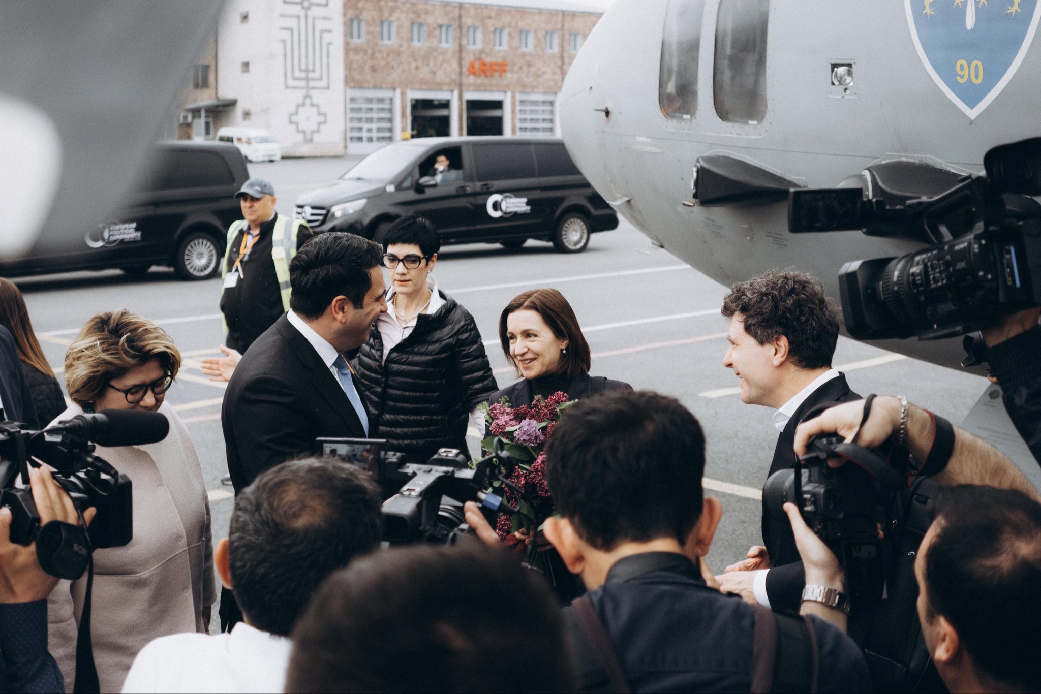 VIDEO // Maia Sandu și Nicușor Dan au ajuns la Erevan pentru summitul Comunității Politice Europene: „Recunoscătoare pentru primirea călduroasă”