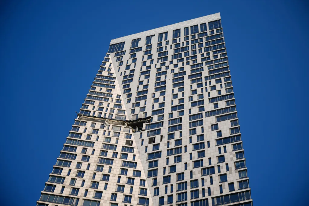 O dronă a lovit un bloc de lux din Moscova