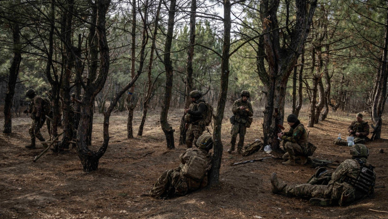 Un soldat ucrainean a ajuns din greșeală într-o tranșee inamică, a supraviețuit două săptămâni și s-a întors cu un prizonier rus