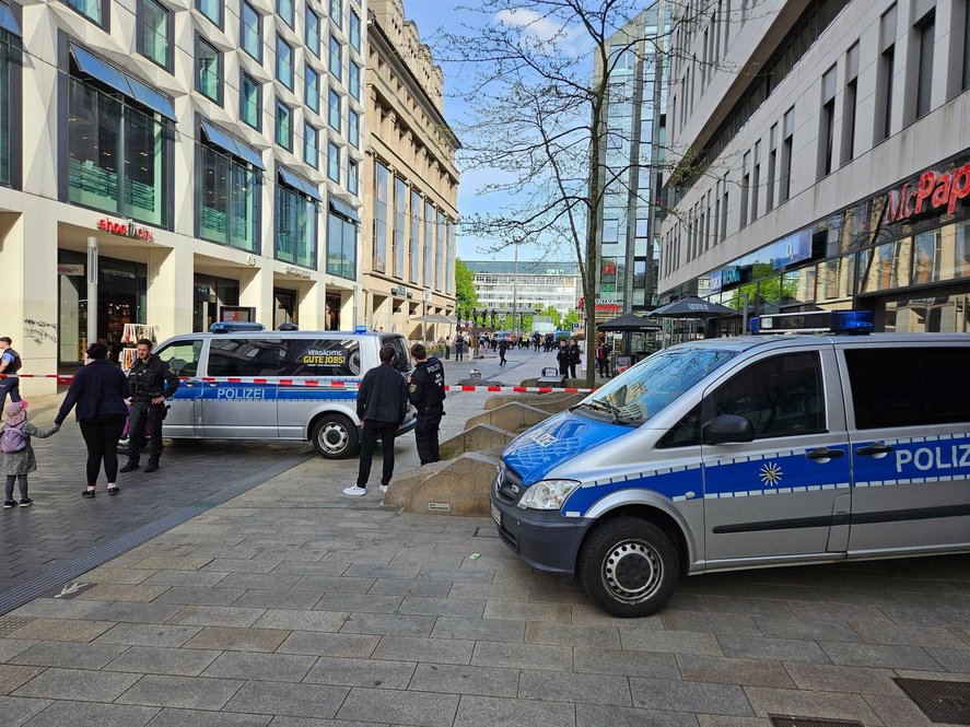 Două persoane au murit după ce o maşină a intrat în mulţime în oraşul german Leipzig. Suspectul a fost reţinut