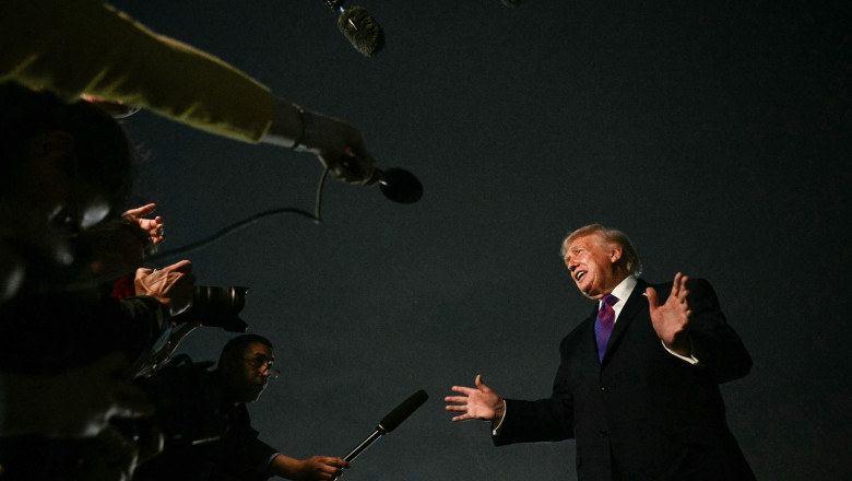 Trump amenință din nou că „șterge Iranul de pe suprafața Pământului” și spune că armata SUA a distrus șapte ambarcațiuni iraniene