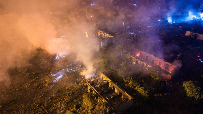 VIDEO // Explozie la o fabrică de artificii din China: 21 de morți și 61 de răniți. „Geamurile de la ferestrele caselor noastre s-au spart”