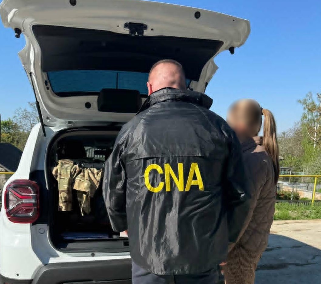 Percheziții în Ocnița // Șeful Inspecției pentru Protecția Mediului din raion și alți doi angajați, reținuți de ofițerii CNA