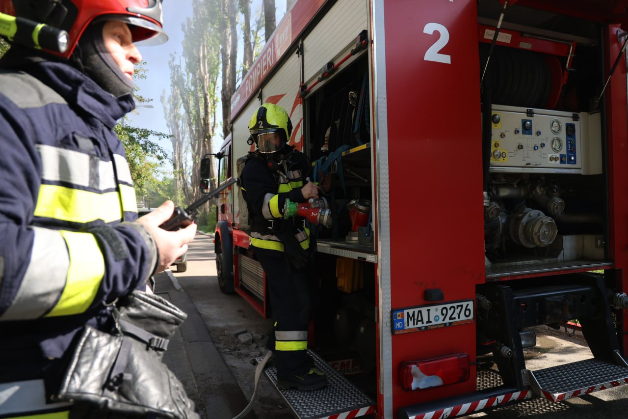 FOTO // Incendiu într-un bloc din cartierul Telecentru. Două echipe de pompieri, trimise pentru lichidarea flăcărilor