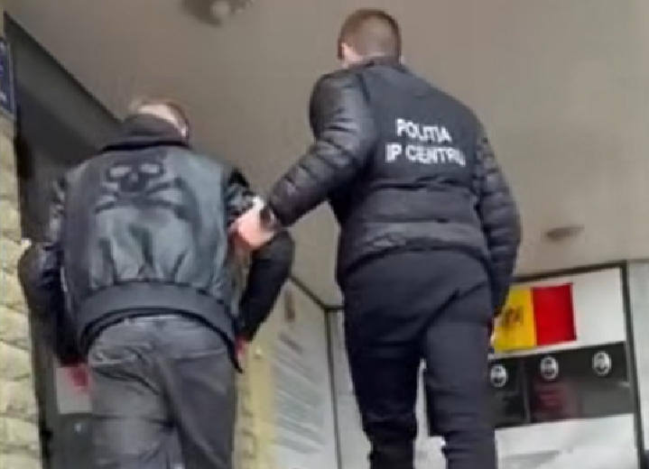 VIDEO // Un escroc, prins în flagrant în timp ce ridica bani de la una dintre victime