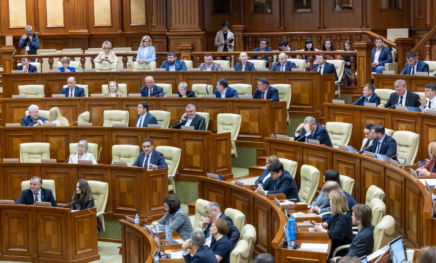 Fără limba rusă în Parlament! Codul cu privire la organizarea și funcționarea legislativului, votat în prima lectură