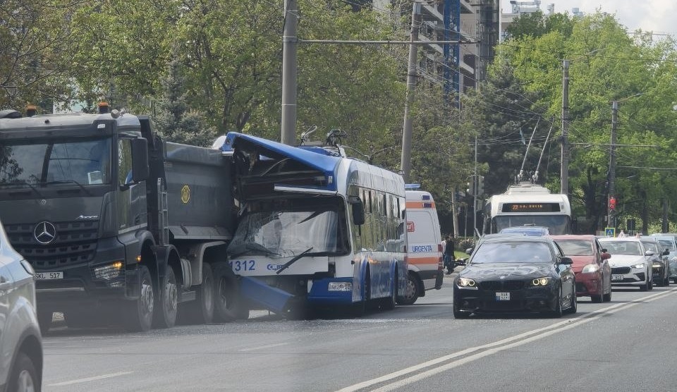 FOTO // Opt răniți după ce un troleibuz s-a ciocnit cu un camion în capitală