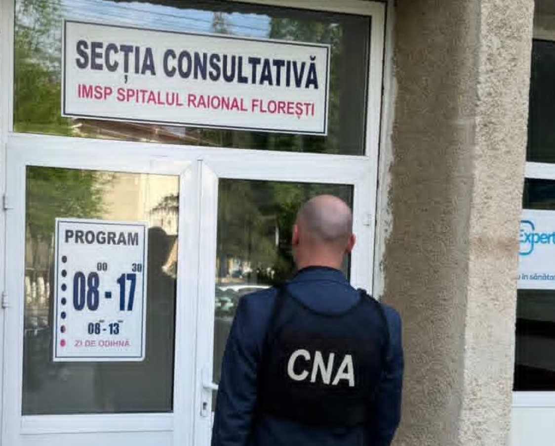 FOTO // Percheziții la Spitalul raional Florești. Mai mulți angajați ai instituției, suspectați de acte de corupție