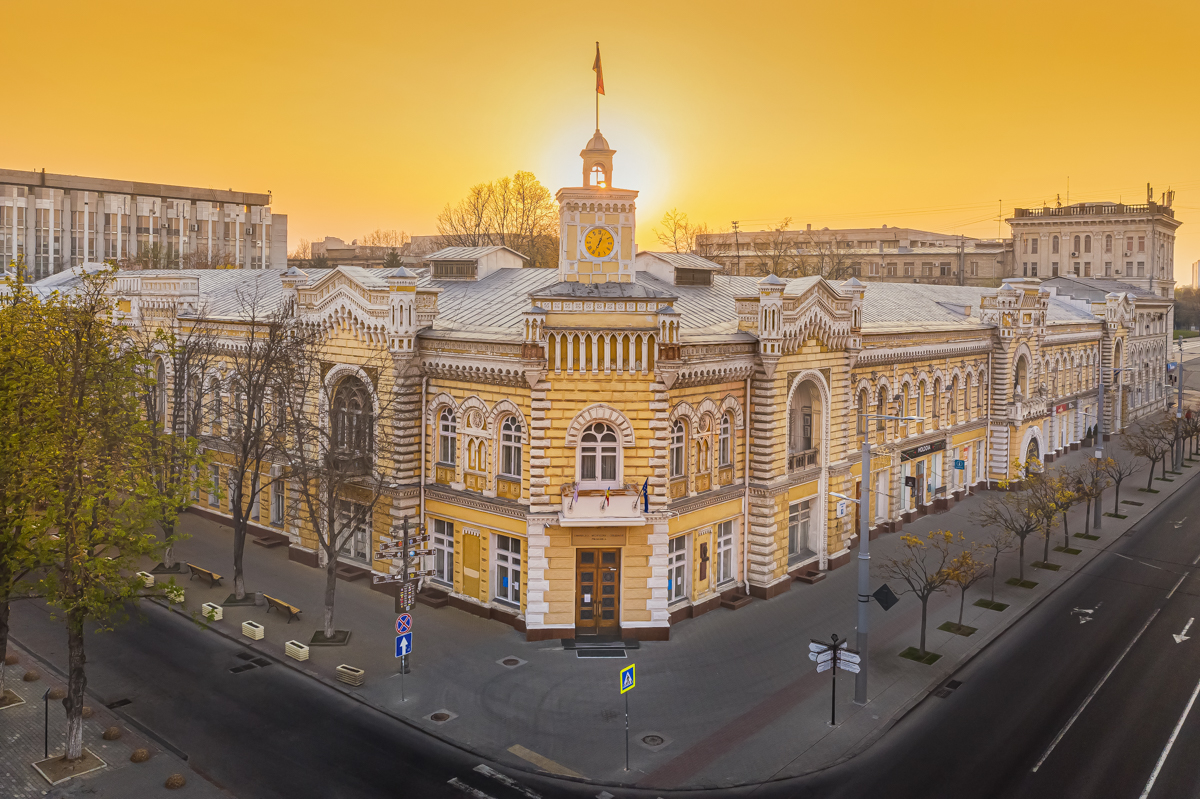 Fațadele, acoperișul și Turnul cu ceas al Primăriei vor fi reparate