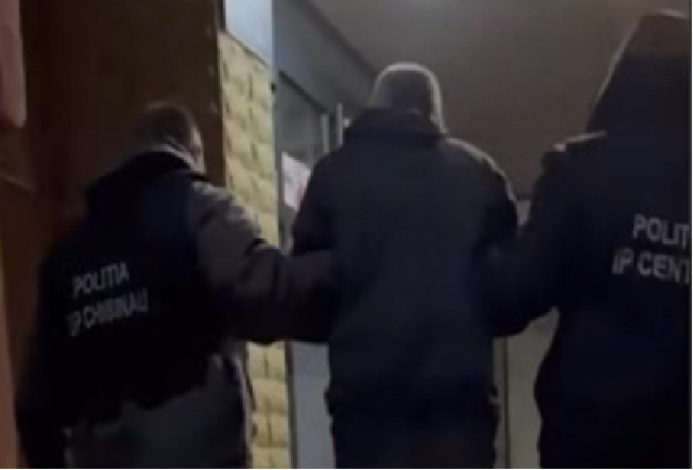 VIDEO // Ar fi agresat și jefuit un adolescent în Chișinău. Suspecții, reținuți