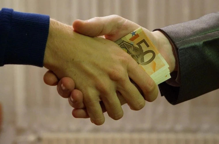 Ar fi cerut între 20 de mii și 50 de mii de euro de la mai mulți bănuiți. Un avocat, cercetat pentru trafic de influență