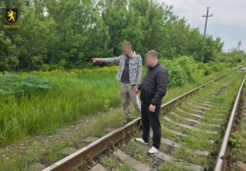 VIDEO // Prinși în flagrant! Cinci tineri, reținuți după mai multe furturi din locomotive