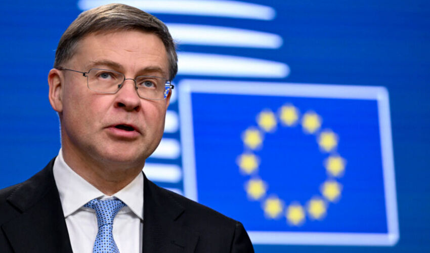Bruxelles-ul critică decizia SUA de a prelungi derogarea de la regimul sancțiunilor pentru petrolul rusesc